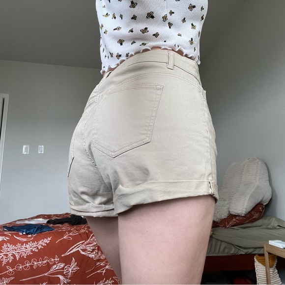H&M Pants - H&M khaki shorts 🥥🤎🧸